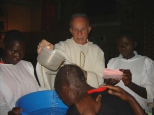 Padre Angelo mentre celebra il battesimo a Gasura